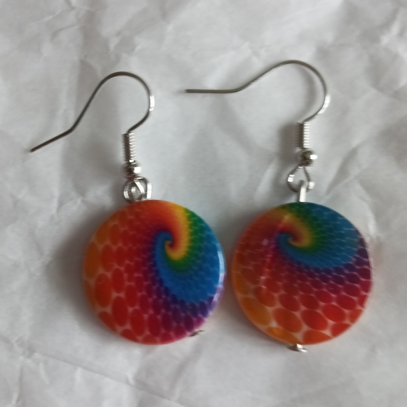 Hand crafted shell earrings tie dye swirl shell earrings bright colorful - Picture 1 of 6